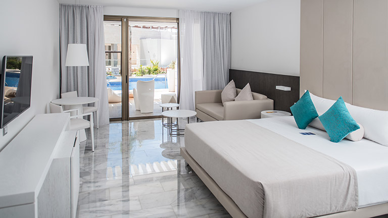 Deluxe Junior Suite Swim Out
