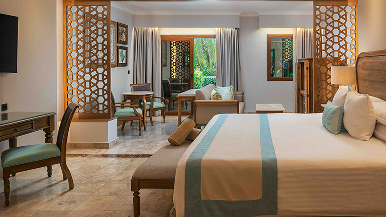Golden Junior Suites Swim-up