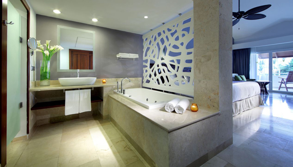 Junior Suite Poolside bathroom with Jacuzzi Junior Suite Poolside bathroom with Jacuzzi