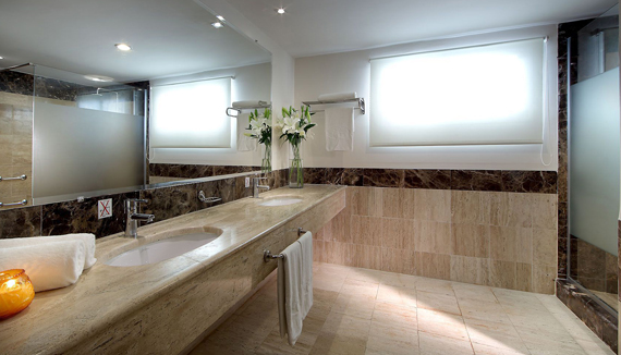 Junior Suite Garden/Pool View bathroom Junior Suite Garden/Pool View bathroom