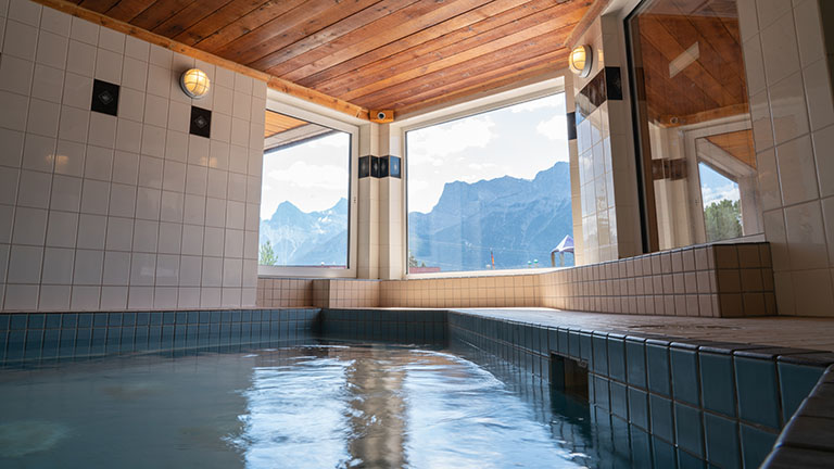 Bain-tourbillon avec vue sur la montagne